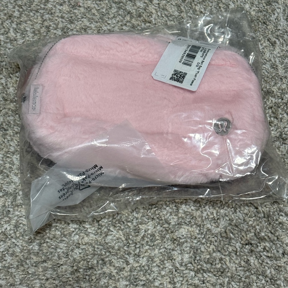 NWT Lululemon Plush Fleece Everywhere Belt Bag 1L in Strawberry Milkshake Pink - Picture 8 of 11